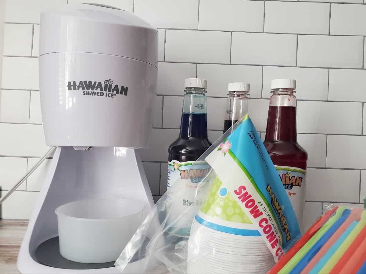 Items in the Hawaiian Shaved Ice party pack.
