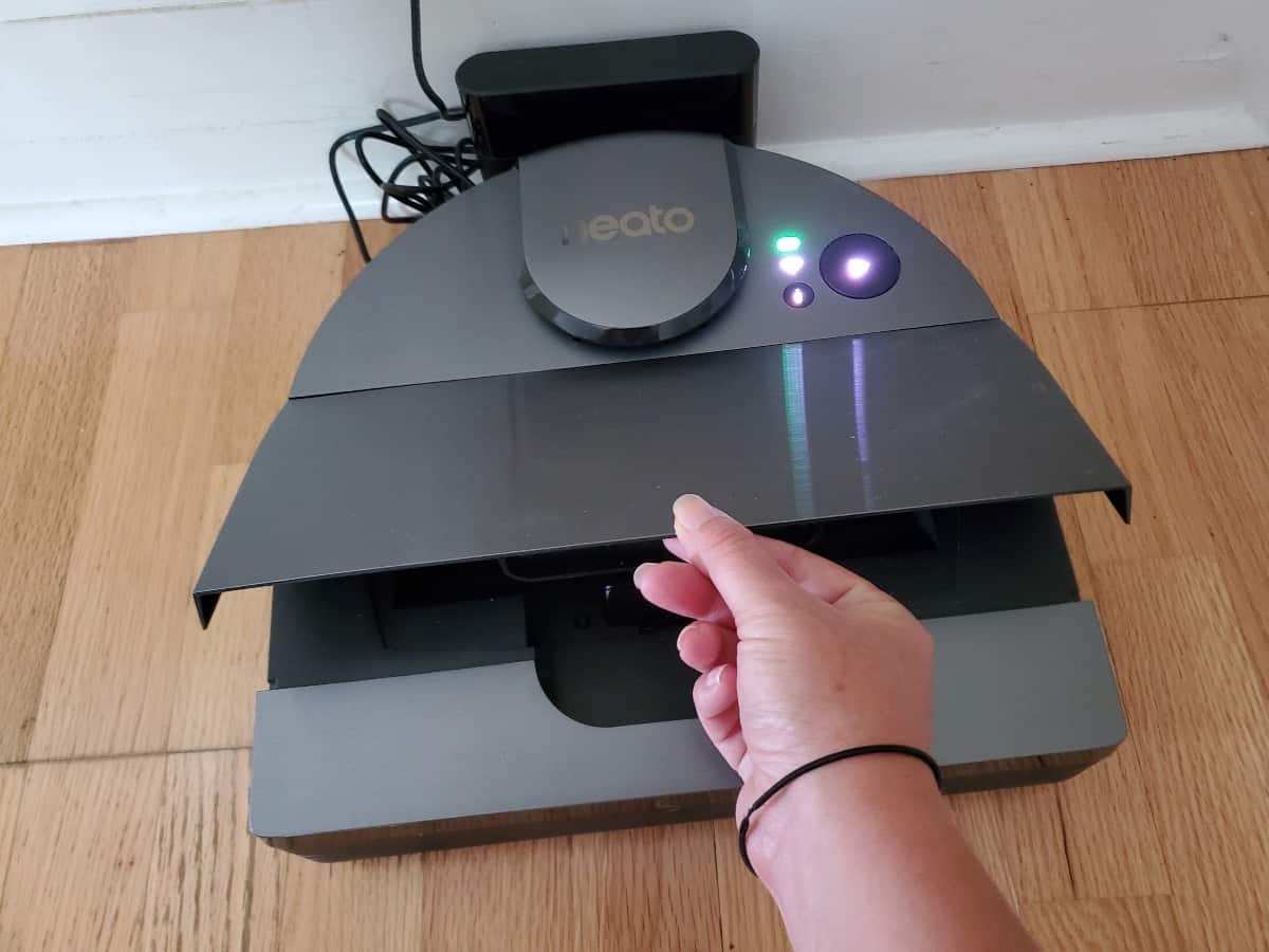 Removing the dustbin of the Neato D10.