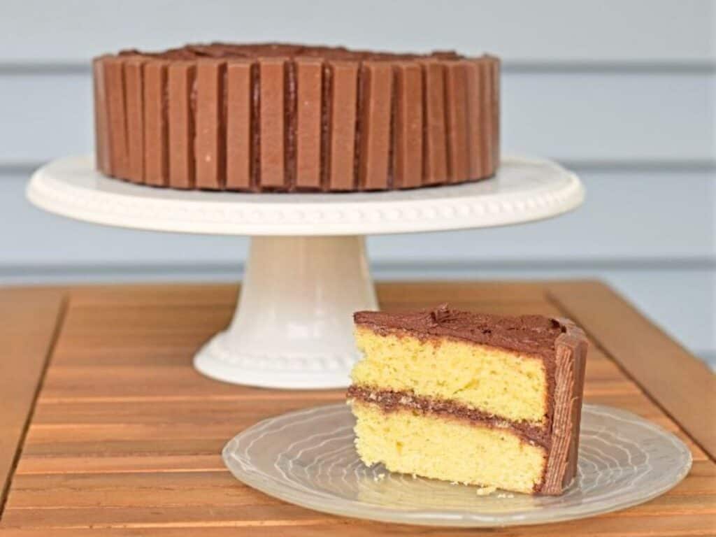 Image shows delicious kitkat cake.