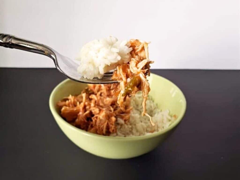 Image shows delicious slow cooker tomato lime chicken.