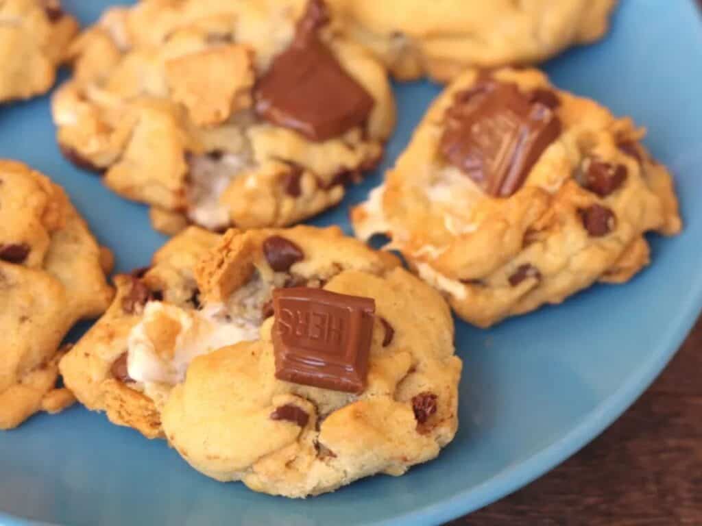 Image shows delicious air fryer s'mores cookies.