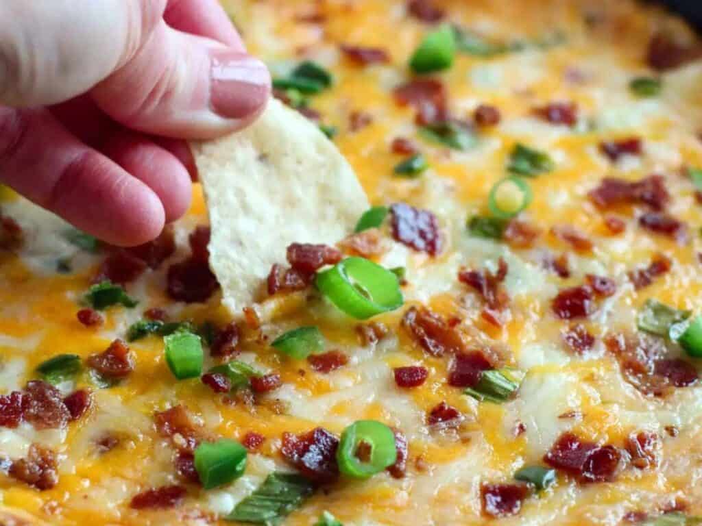 Image shows yummy jalapeño popper dip with bacon.