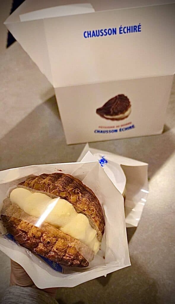 横浜高島屋限定ショソン・エシレ。パイ生地にエシレバタークリームをサンドした焼き菓子
