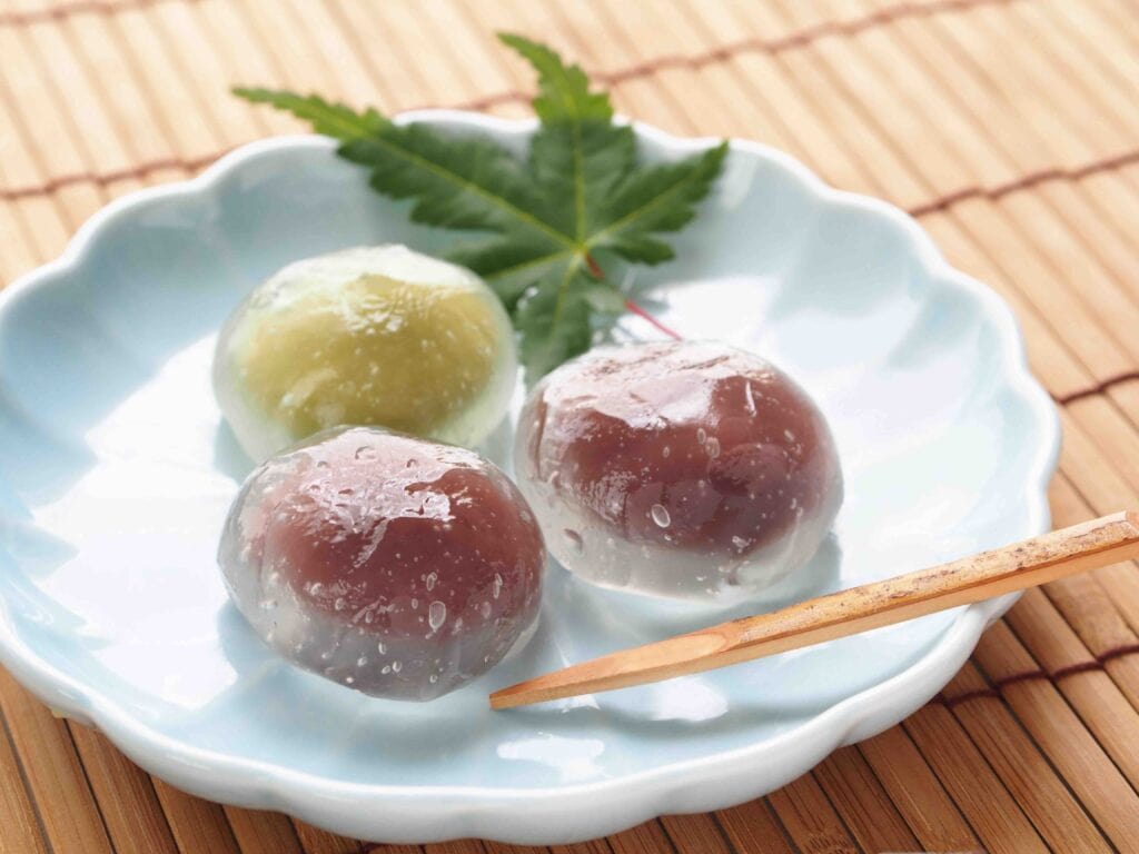 葛粉で作る水饅頭が３つ涼しげなお皿にのっている