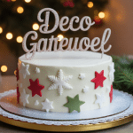 Deco gateau Noel avec glacage blanc etoiles rouges et vertes flocons houx