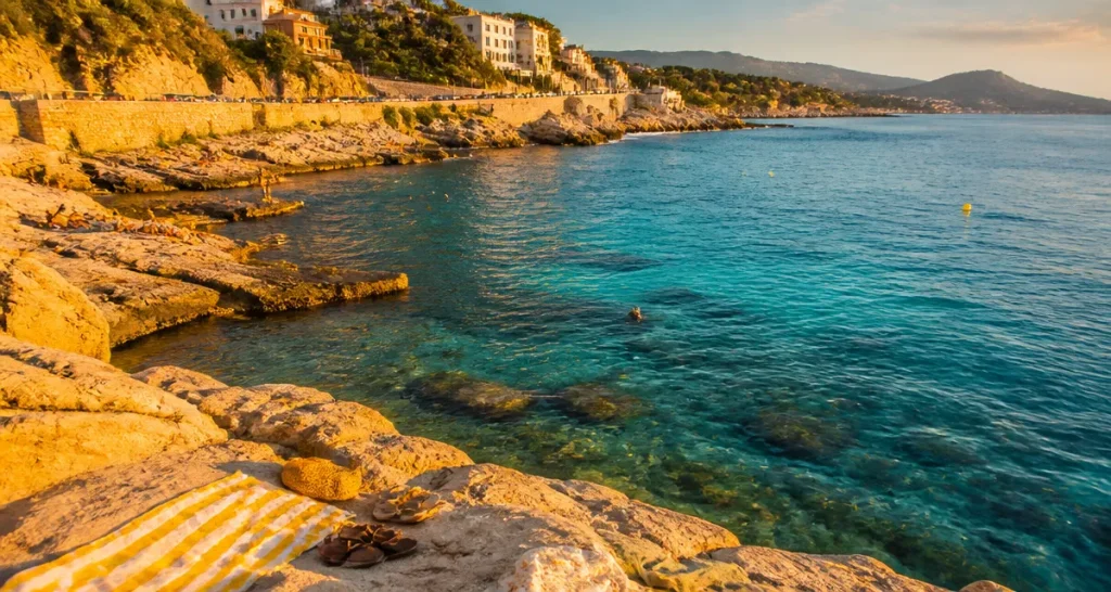 plage du petit nice marseille rochers eau turquoise