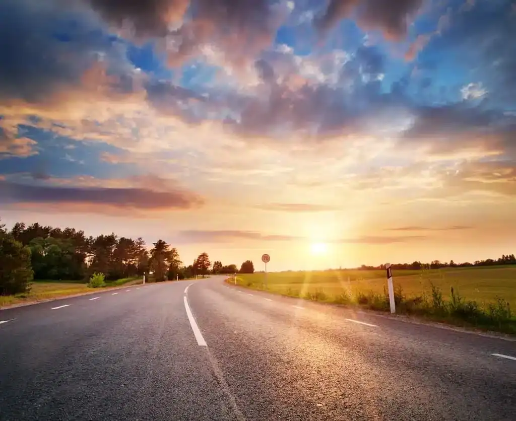 Open highway at sunset with scenic landscape, perfect for Houston EB5 investment opportunities and immigration pathway visuals.