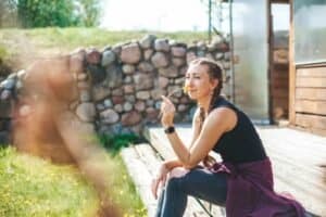 Ung kvinde snuser en blomst tænker over mening