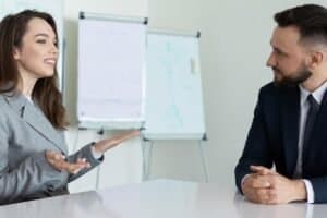 Trivselssamtale på kontoret ved bordet hos humano