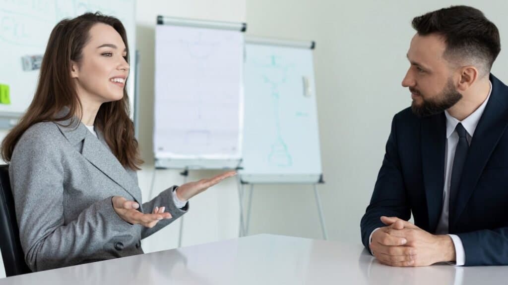 Trivselssamtale på kontoret ved bordet hos humano