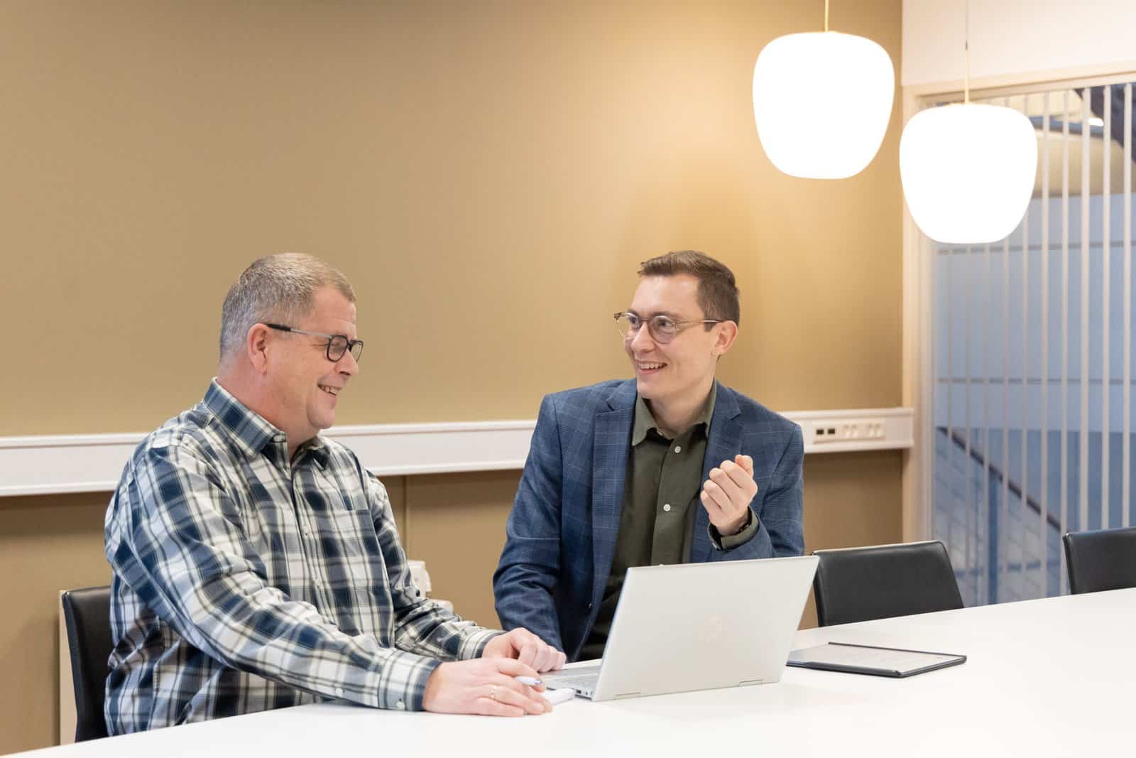 om humano simon og steen glade