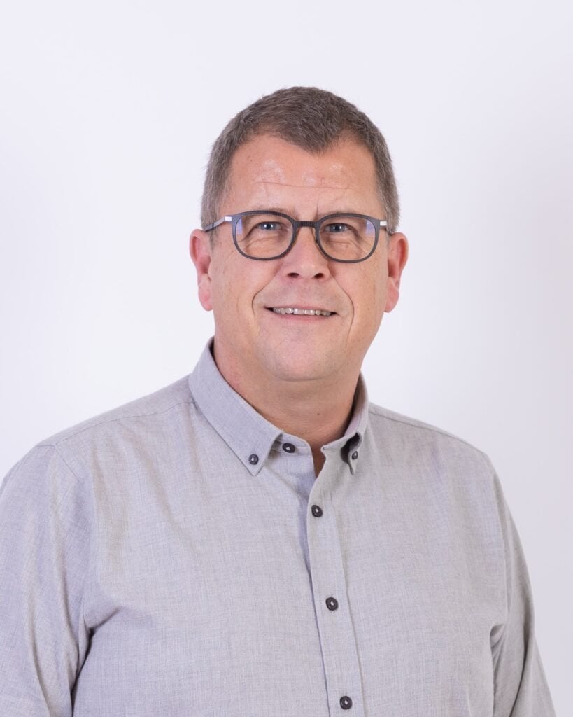 Konsulent i neutral skjorte med briller, professionel et billede for virksomheden Humano.