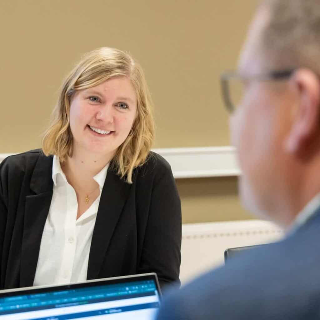 Motiverende samtale mellem to professionelle, fokus på forretningsudvikling og kommunikation.