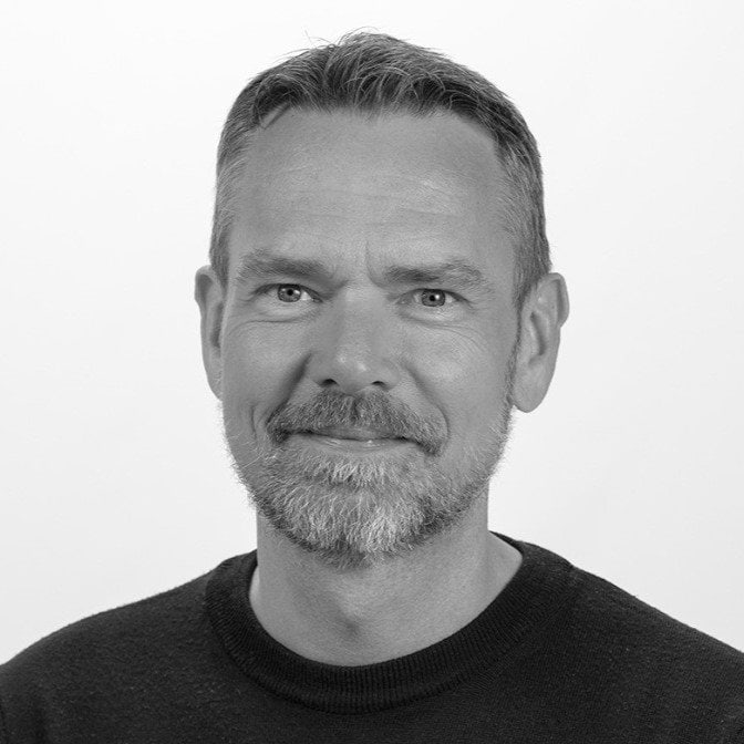 Kvindelig erhvervscoach i professionelt sort tøj, smilende, portræt, ansigt, forretningsprofessionel.