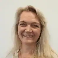 Kvindelig professionel med smilende ansigt, moderne udseende og naturligt hår, portræt.