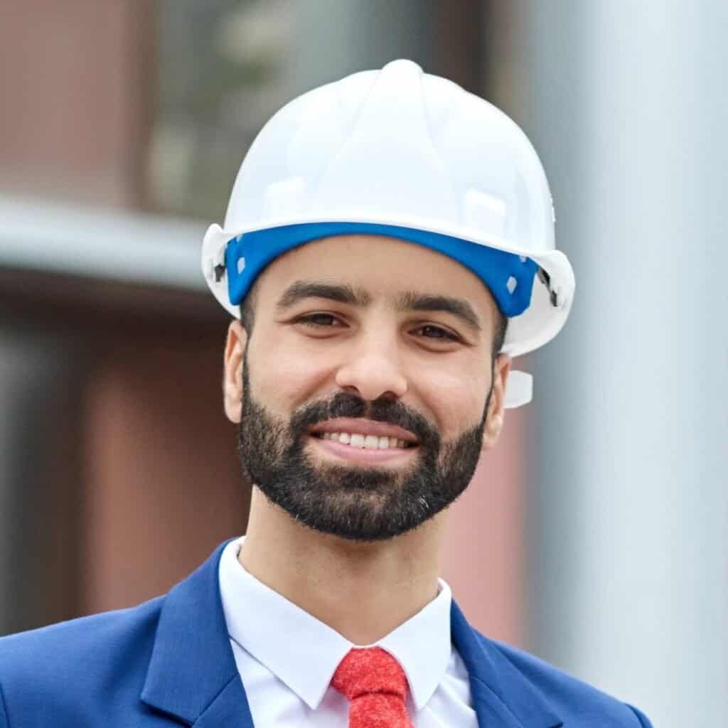 Høflig mand med hjelm, professionel bygningsarbejder, byggeplads, sikkerhed, ingeniør, byggeansvarlig.