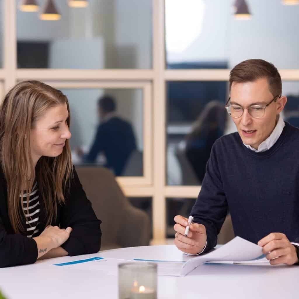 Effektivt samarbejde i et kontormiljø med to professionelle personer.