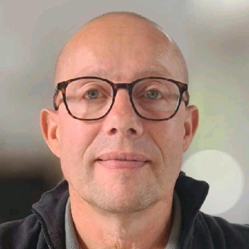 - Skarpt portræt af mand med briller, professionel og venlig udstråling.