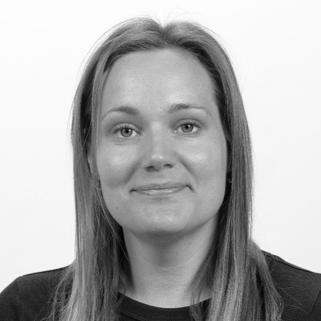 Naturlig kvindelig portræt i sort/hvid, professionelt, for HR eller ledelse.