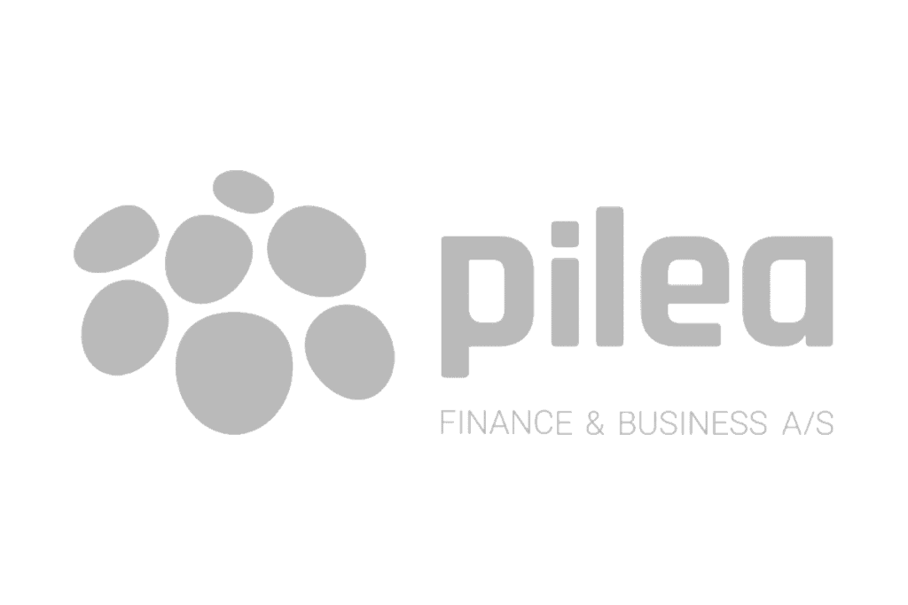 Hvid logo med grå cirkler og teksten "pilea" på en grøn baggrund.