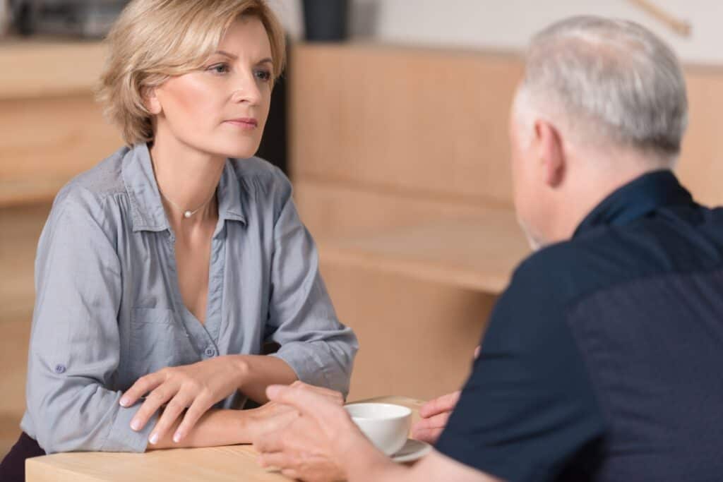 To personer i samtale om konfliktløsning, fokus på kommunikation og forståelse.