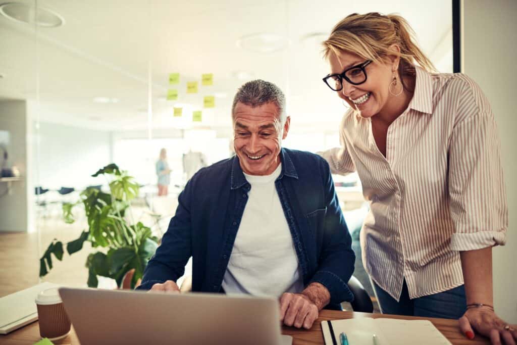 To personer i konfliktmægling, der arbejder sammen om konfliktløsning.