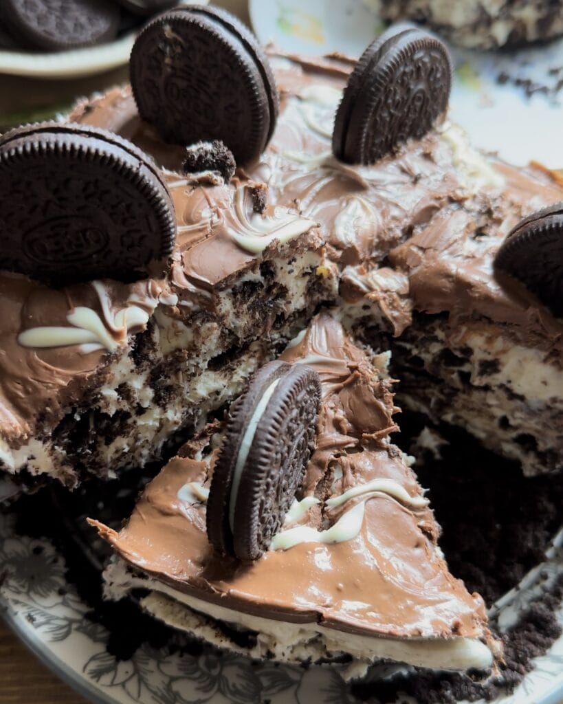 A no-bake Oreo cheesecake, perfectly set with a creamy filling and an Oreo cookie crust, ready to be served and enjoyed