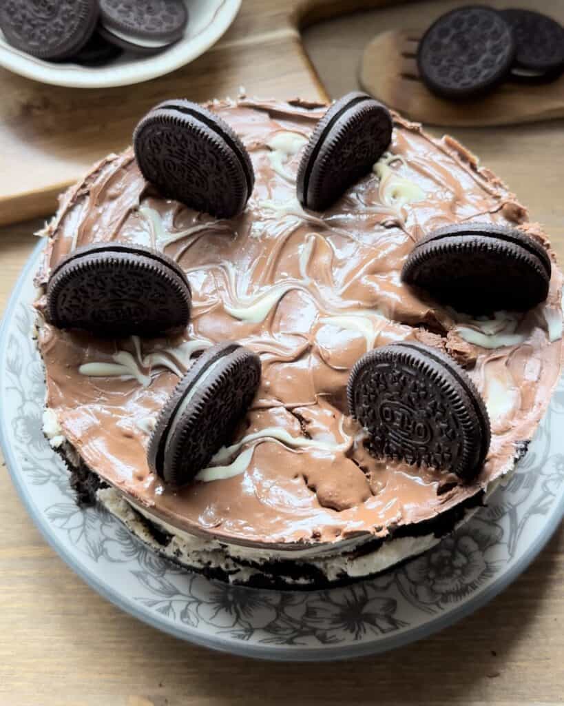 A no-bake Oreo cheesecake, perfectly set with a creamy filling and an Oreo cookie crust, ready to be served and enjoyed