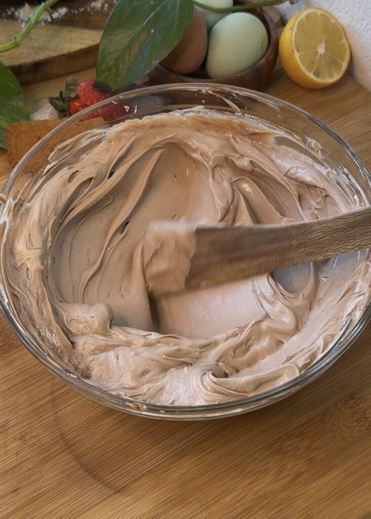 Smooth cream cheese and Nutella filling for no-bake cheesecake.