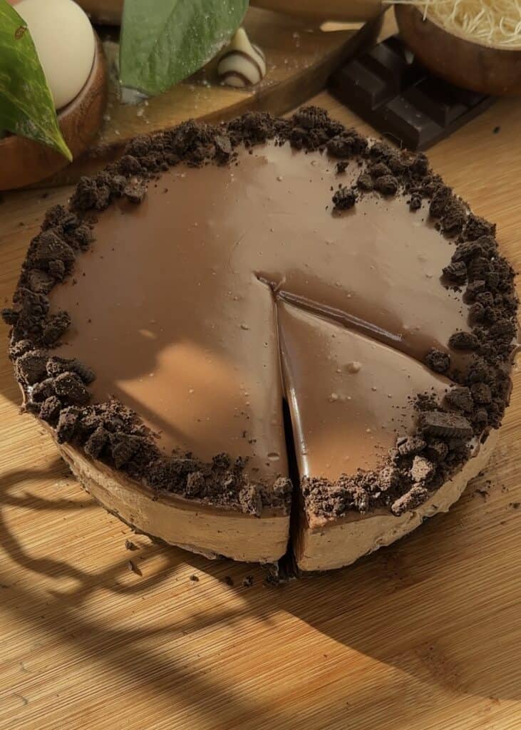 Whole no-bake Nutella cheesecake with a slice cut.