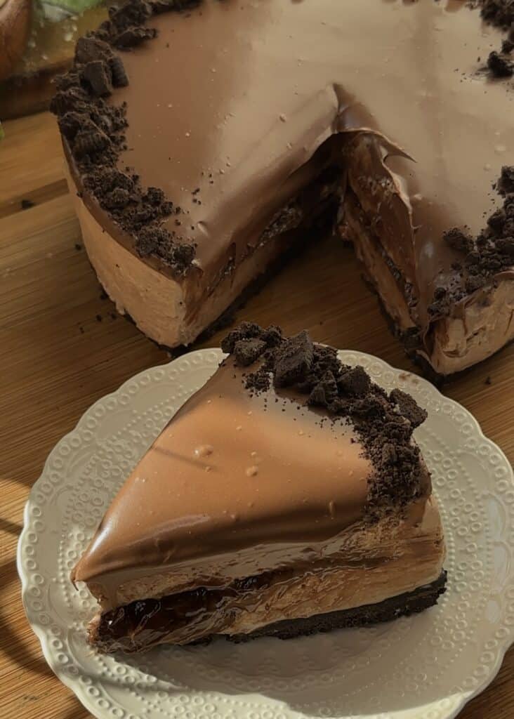 Kriška torte od sira s Nutellom bez pečenja s vidljivim slojevima.