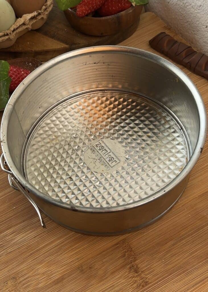 A perfectly sized pan for making a no-bake Kinder Bueno cheesecake, ensuring the right thickness and texture.