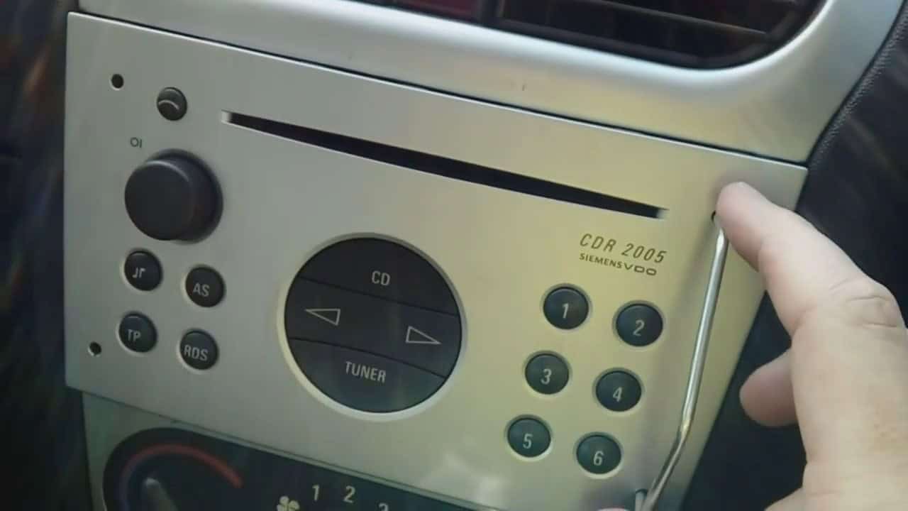 CDR 2005 Siemens VDO Autoradio Einbaufoto, neutral, für Fahrzeugmontage geeignet, mittiges Steuerelement, Bedienknöpfe, klare Sicht.