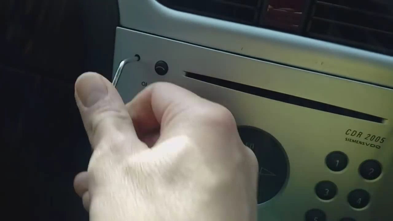 Ausschnitt eines Autoradios, das in einem Fahrzeug installiert wird.