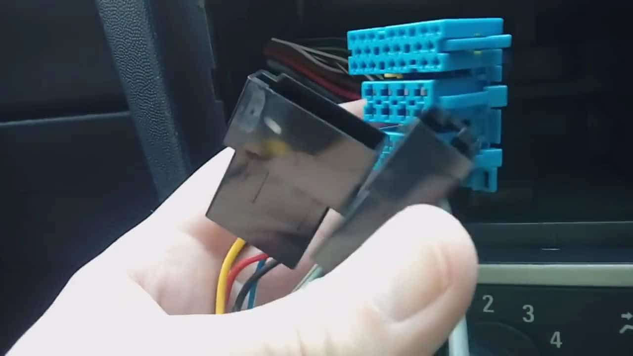 Ablage eines Car-Audio-Adapters bei Autoradio-Installation.