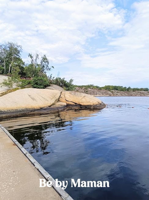 suede paysage piscine naturelle voyage bord de mer plage ciel bleue soleil vacances pont eau