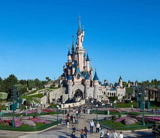 n026965 2023jul07 world sleeping beauty castle and main street usa panoramic view 16 9 tcm795 195076w 1280p 1