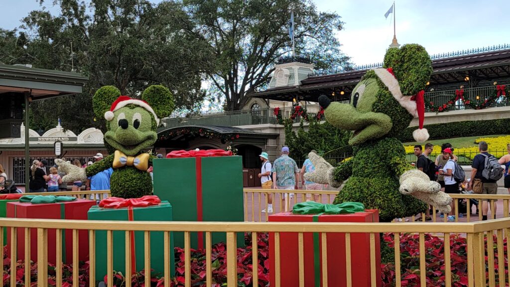 Holiday Decorations have arrived at Magic Kingdom for 2022 2