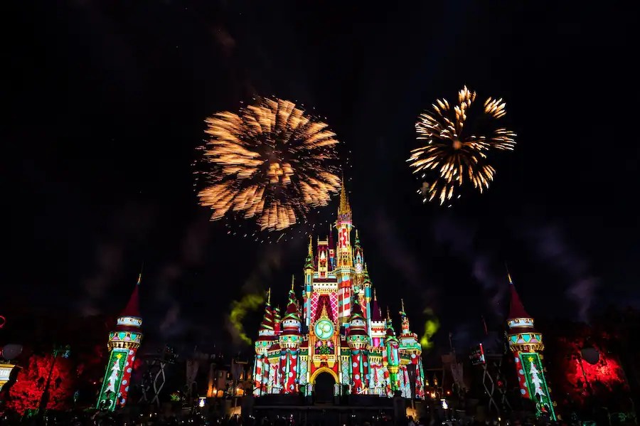 How To Enjoy The Holidays At Walt Disney World With MagicBand+! 3 MagicBand+