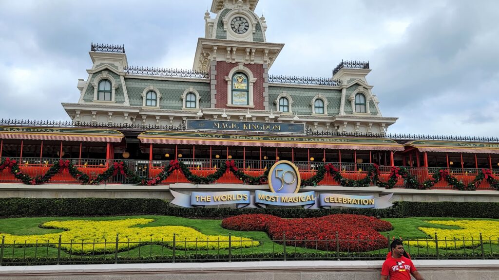 When Does Christmas Come Down at Disney World? 3 mk decor