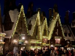 universal holiday decorations hogsmeade 1