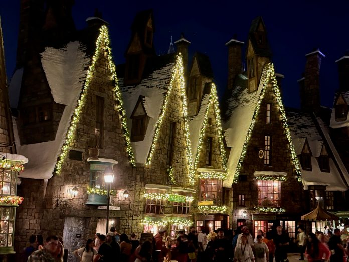 universal-holiday-decorations-hogsmeade-1 universal holiday decorations hogsmeade 1