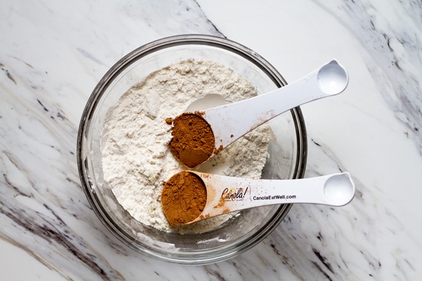 Flour and 2 tablespoons with cacao powder in a bowl.