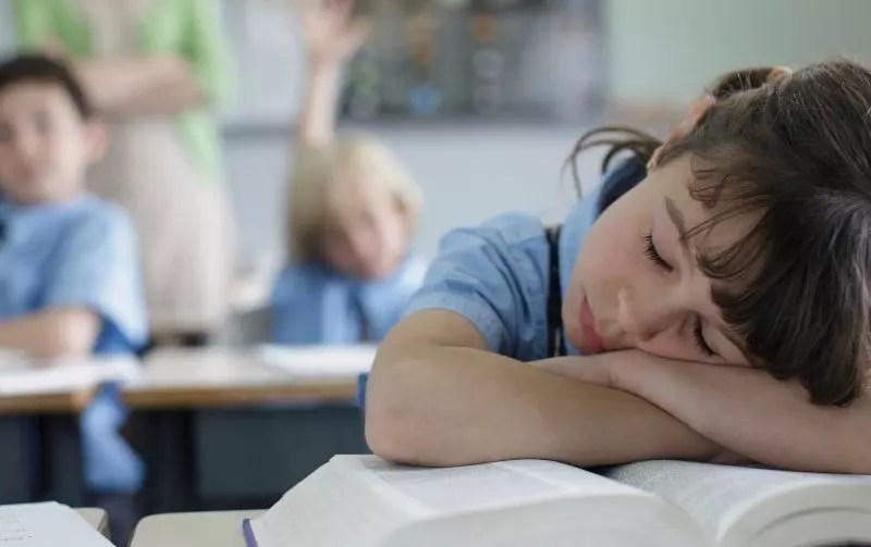 Bewegen zit natuurlijk in de natuur van kinderen. Daarom leren ze, zeker een prikkelgevoelig kind, spelend veel makkelijker dan wanneer ze op een stoel moeten blijven zitten.