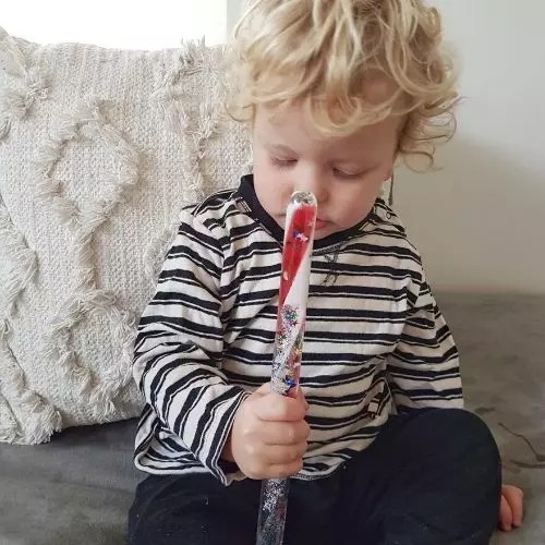 Een toverstaf met bewegende glitters is iets wat natuurlijk ieder kind fascinerend vindt!