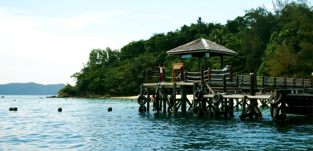 Il primo giorno nel Sabah, inizia con un giro in barca che ci porterà nelle isole tropicali al largo di Kota Kinabalu. Dovrò attendere ancora un giorno per immergermi completamente nell'immensità della natura.  Situate a soli 20 minuti di barca da Kota Kinabalu, L'Isola di Sapi e l'Isola di Manukan sono due delle cinque pittoresche isole che costituiscono il famoso Tunku Abdul Rahman Marine Park, una delle più belle destinazioni balneari di Kota Kinabalu. Entrambe offrono spiagge di sabbia bianca e acque turchesi: Sapi è eccellente per lo snorkeling e le immersioni grazie alla qualità dei suoi fondali e della barriera corallina, mentre Manukan con le sue ampie spiagge è ideale per rilassarsi e prendere il sole.