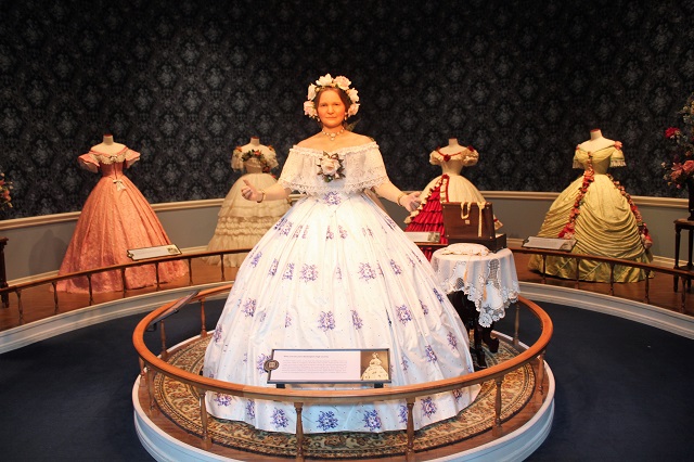 Abraham Lincoln Presidential Museum: What Are They Wearing?