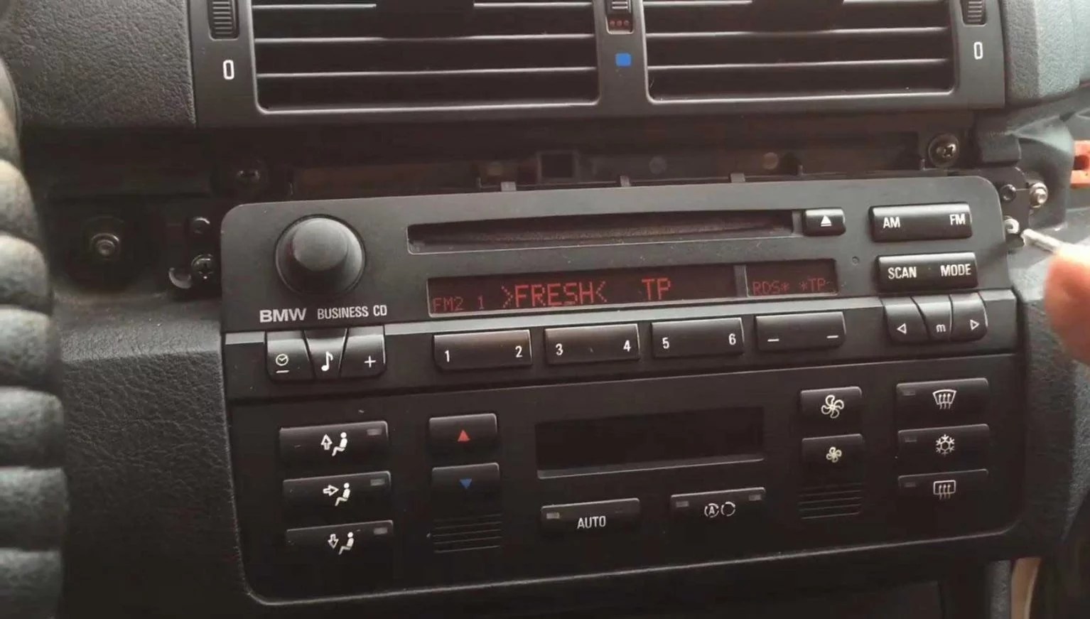 Autoradio Adapter CAN-B für BMW, einfach zu installieren.