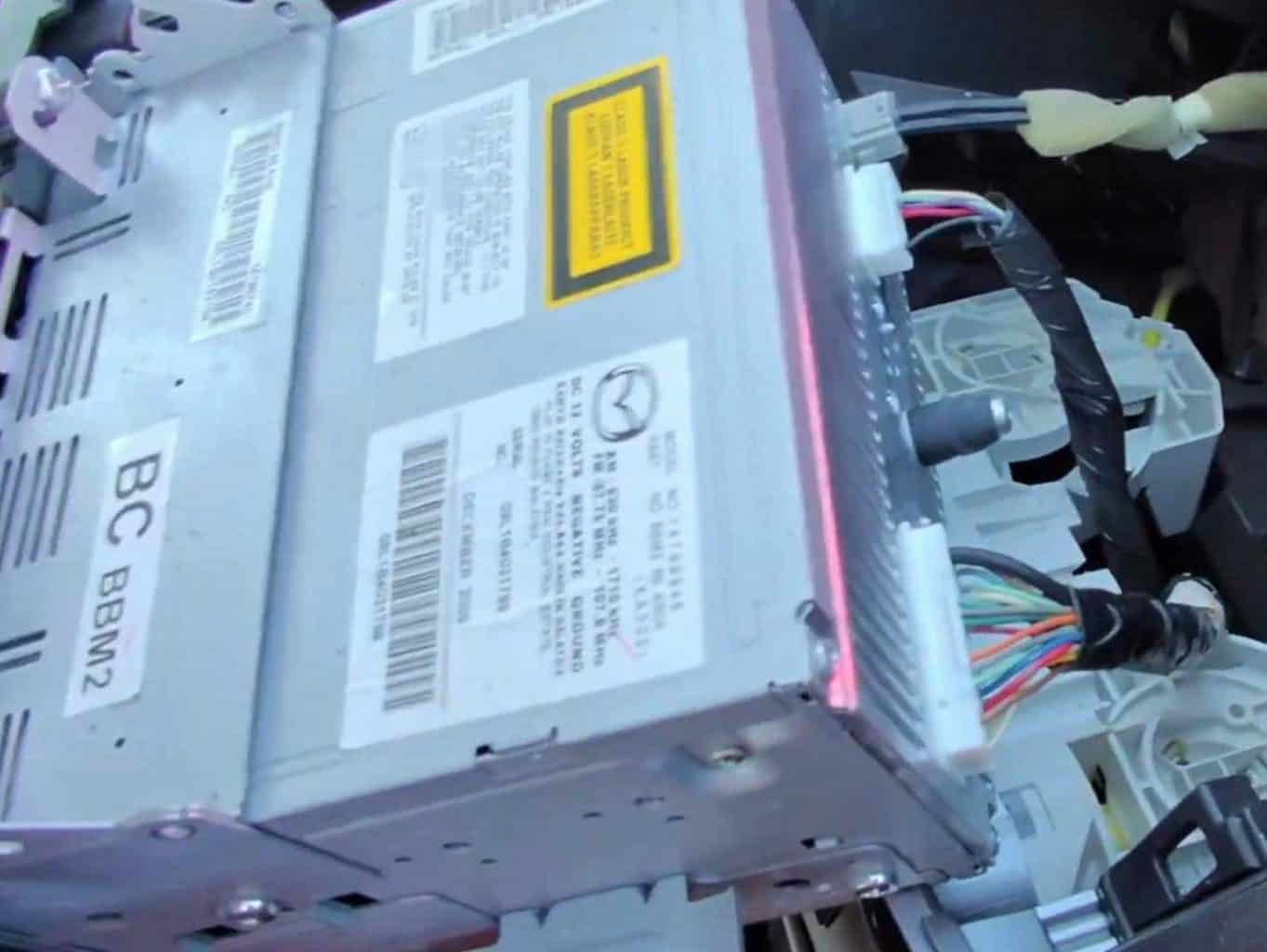 Hochwertiger Autoradio Adapter mit CAN-B Schnittstelle für Fahrzeugkommunikation.