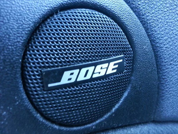 Hochwertiger Bose Lautsprecher im Auto, ideal für Audioton und Car-Audio-Upgrade.